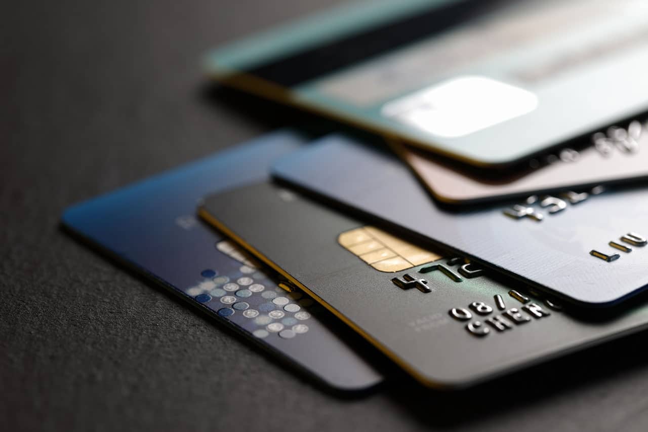 Kredittkort eller debetkort
